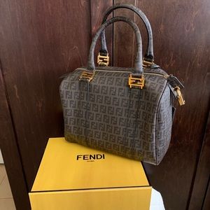 women’s fendi bag!!